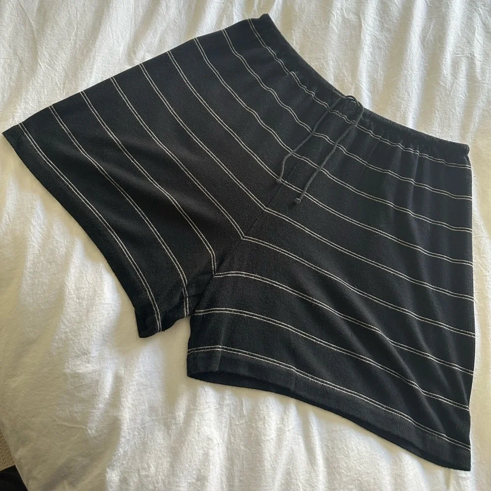 Vince black casual shorts, size large - Picture 7 of 14